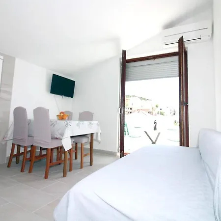 Charming In With 2 Bedrooms And Air Conditioning Apartamento Tisno