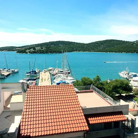Apartment Charming In With 2 Bedrooms And Air Conditioning *