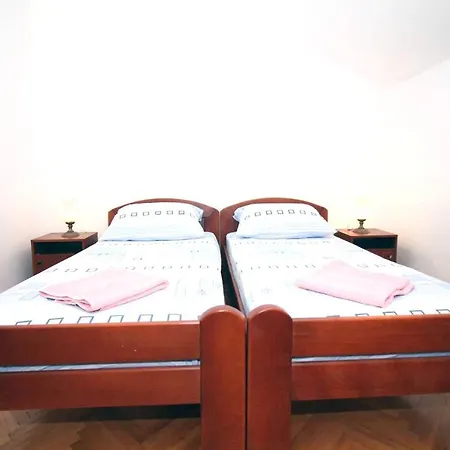 Charming In With 2 Bedrooms And Air Conditioning *
