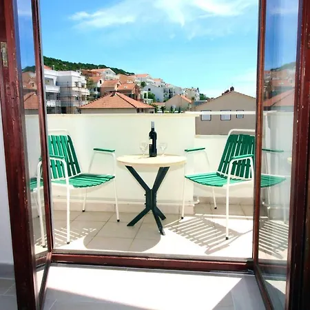 Charming In With 2 Bedrooms And Air Conditioning